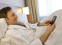 Männer können ihre Finger nicht vom Smartphone lassen