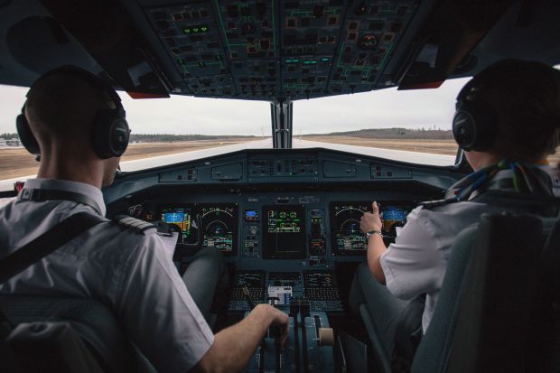 Cockpit-Pilot-People-Men-Airplane, Bildquelle: https://pixabay.com/en/cockpit-pilot-people-men-airplane-2576889/
