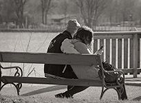 Jeder Zweite späht in kriselnder Beziehung seinen Partner online aus