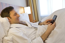 Männer können ihre Finger nicht vom Smartphone lassen