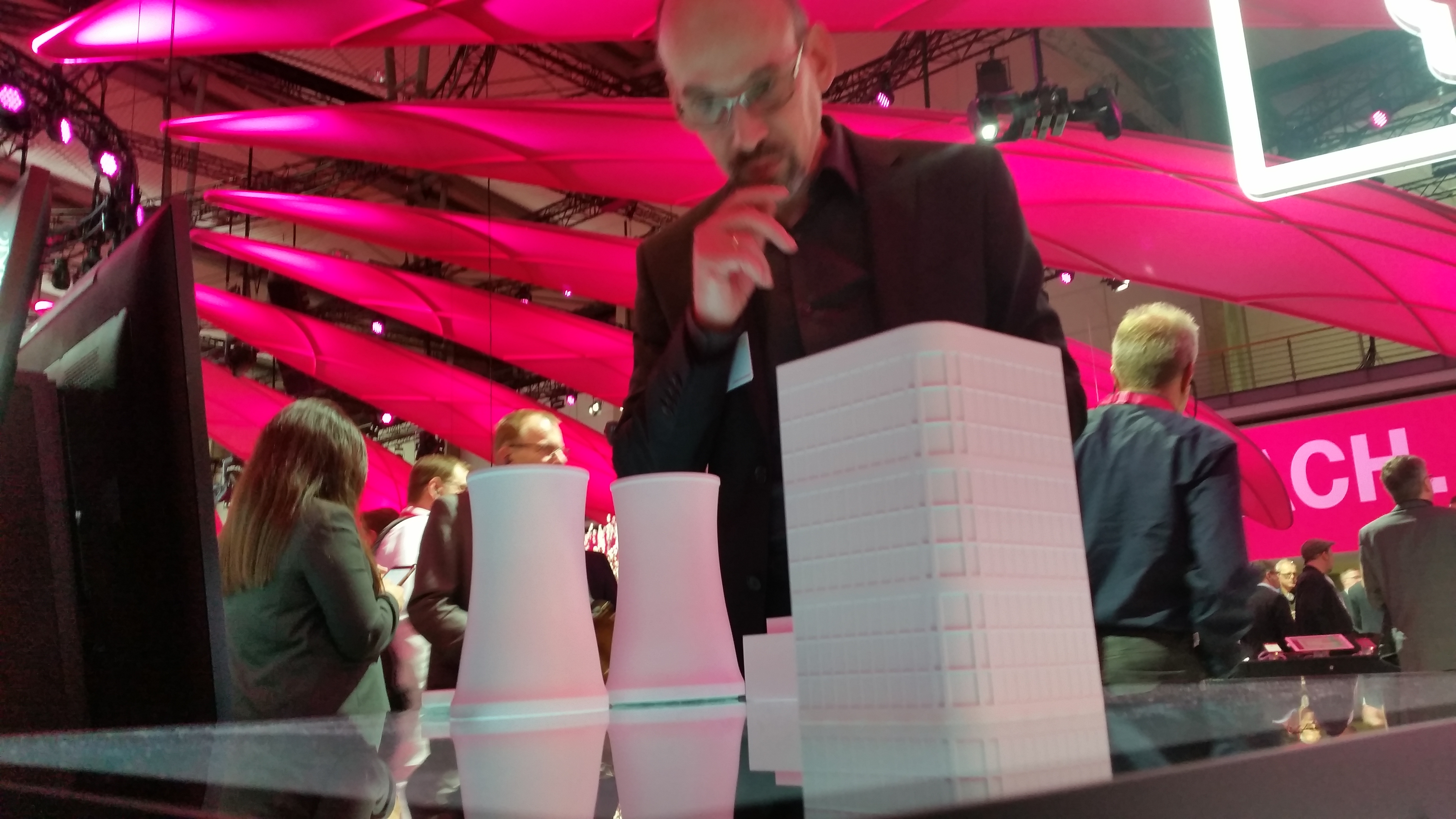 Bereits auf der CeBIT präsentierte die Telekom ihre selbstlernenden Schutzlösungen für Industrieanlagen